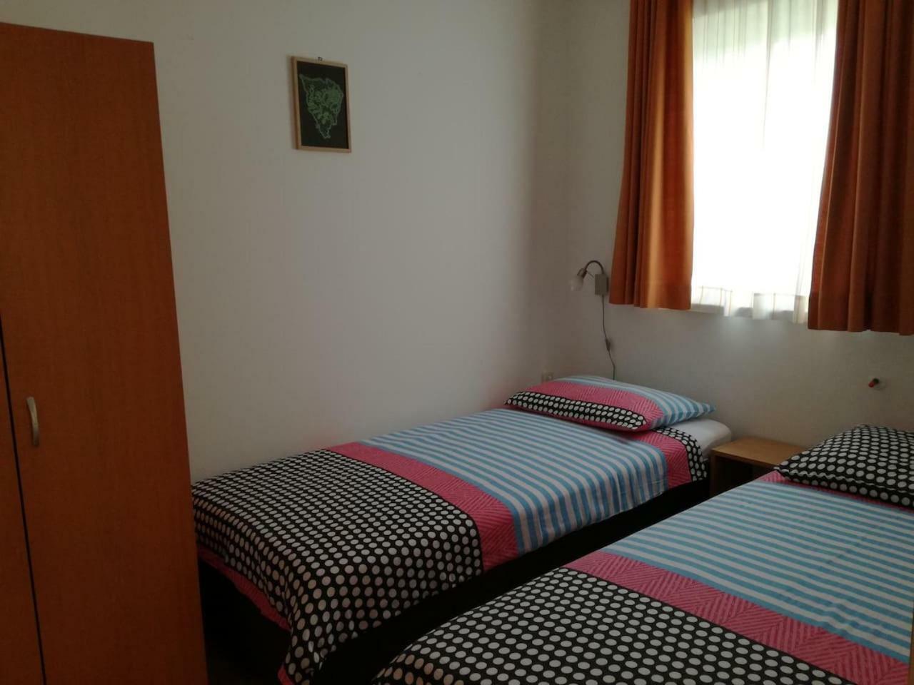 Ivana Fažana Buitenkant foto